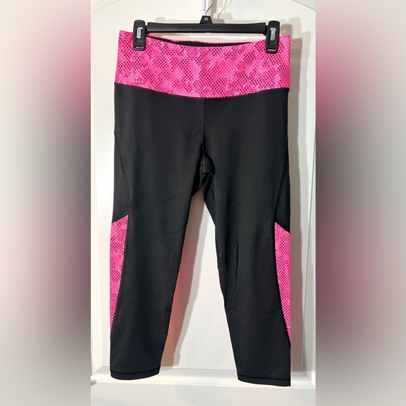 Victoria’s Secret Knockout Capris - Picture 1 of 3